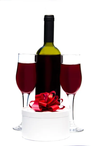 Ajándék doboz és két pohár bor — Stock Fotó