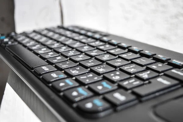 Teclado Negro Primer Plano Con Letras Blancas Verdes —  Fotos de Stock