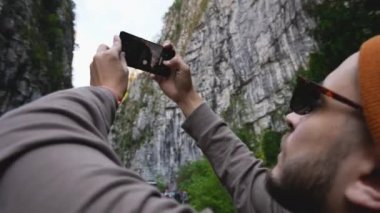 Akıllı telefon kamerasıyla çekim yapmak. Yüksek tepe yürüyüşü sırasında dağları vurur.