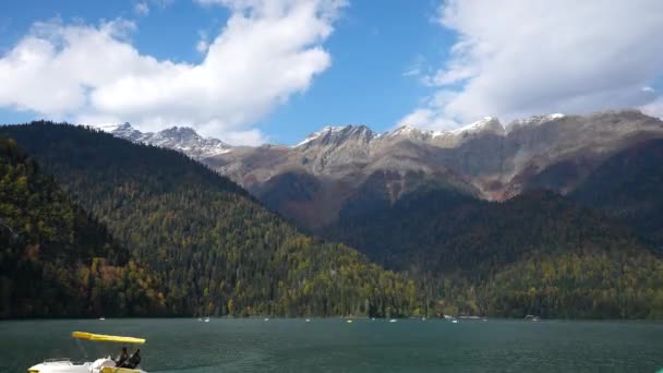 Timelaps de nuvens em movimento no céu e barcos navegando na superfície do lago de montanha. — Vídeo de Stock