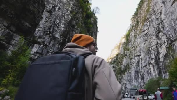 高地の山道を歩く。男性観光旅行ハイキングバックパック付き. — ストック動画