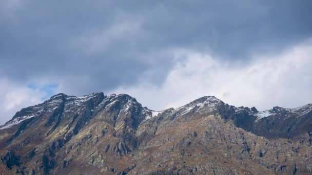 Vy över rör sig i timelapse moln på himlen bakgrund. Snöiga bergstoppar. — Stockvideo