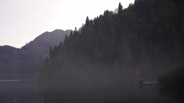 Névoas na superfície do lago. Natureza de outono de água de montanha. Incrível resort de viagem — Vídeo de Stock