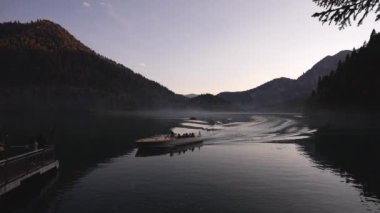 Göl yüzeyindeki sis. Dağ suyunun sonbahar doğası. İnanılmaz bir tatil köyü.