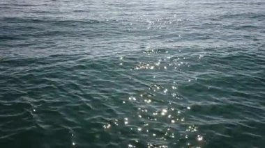 Durgun suyun dokusu. Arkaplanının reklam tasarımı. Logolar için yer.