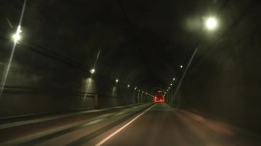 Araba gece vakti otoban dağ tünelinden geçiyor. Yeraltı yolu.