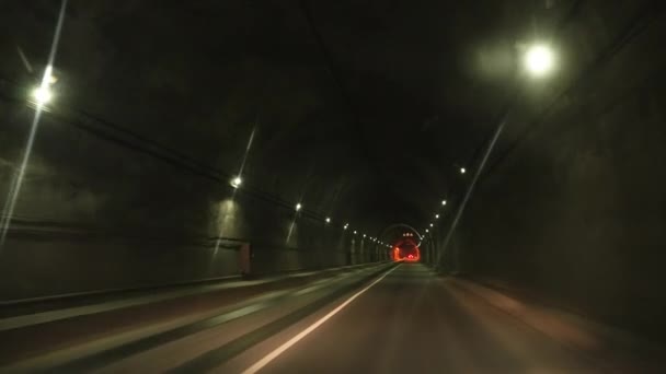 Автомобіль проїжджає по шосе гірського тунелю вночі. Підземна дорога . — стокове відео