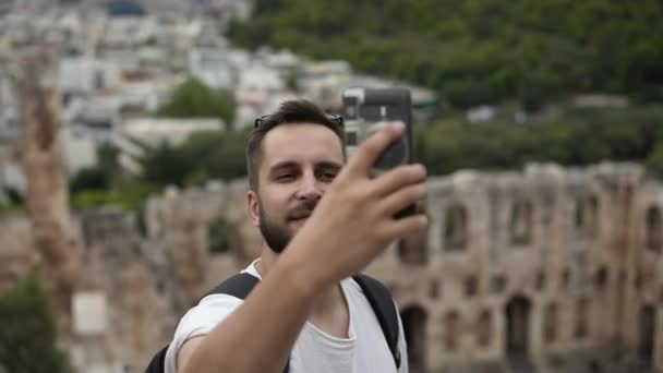 Resenär kille som tar selfie bilder med ruiner av antika grekiska Akropolis helgedom. — Stockvideo