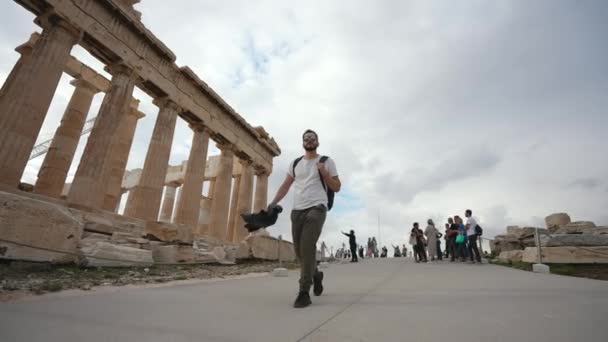 Reiziger in bril loopt weg van de menigte van toeristen op Acropolis heuvel. — Stockvideo