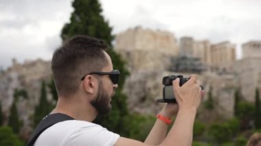 Yakın çekim fotoğrafçısı Atina 'daki Akropolis Tepesi' nin fotoğraflarını çekiyor.