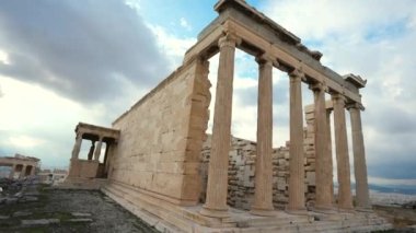 Akropolis 'in yıkık dökük binası. Yunanistan 'ın Atina kentinde tarihi eser