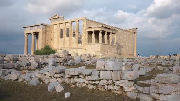 Atina tepelerindeki antik Yunan Akropolis tapınağı. Yunan tarihi simgesi — Stok video