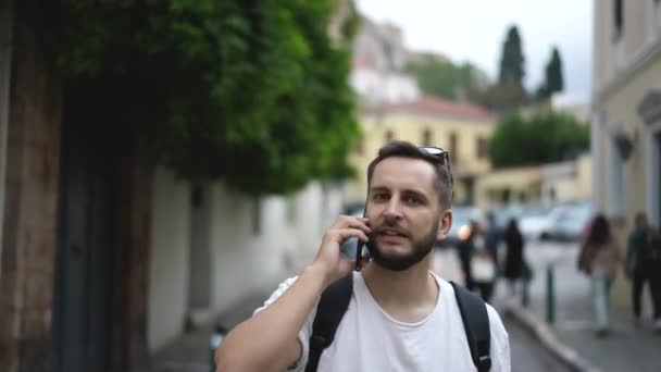 Viajero de vacaciones habla por teléfono en las calles del patrimonio arquitectónico antiguo. — Vídeo de stock