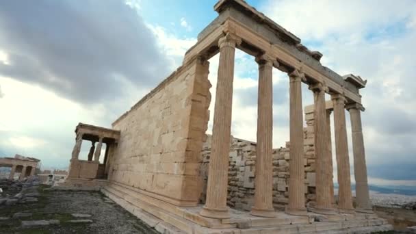 Costruzione in rovina dell'acida Acropoli greca. Punto di riferimento storico ad Atene, Grecia — Video Stock