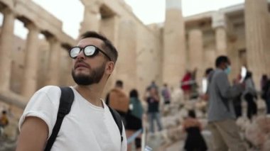 Gezgin adam, turist erkek harika bir mimari ile paralı askerlere bakıyor..