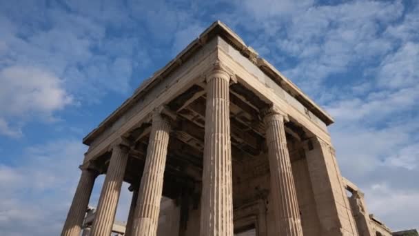 Det antika grekiska templet Akropolis på Atens kullar. Landmärke för Greklands historia — Stockvideo