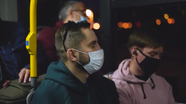Портрет чоловіка на обличчі маски на громадському транспорті під час кочової пандемії.. — стокове відео