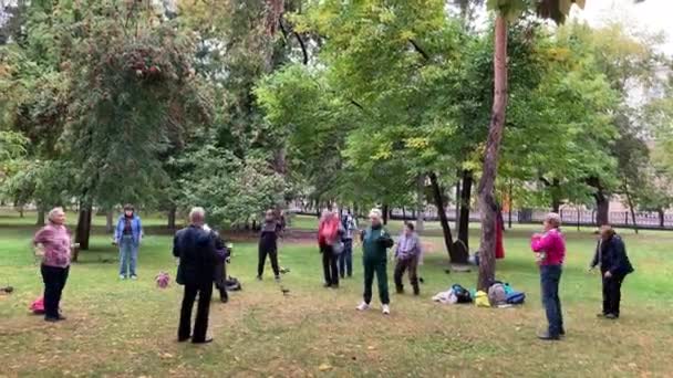 Open air session training sports practice in city park for aged elderly people. — Stock Video