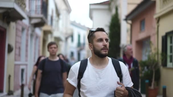 Guy cammina per le strade della città di Atene, affascinato da un incredibile patrimonio architettonico — Video Stock