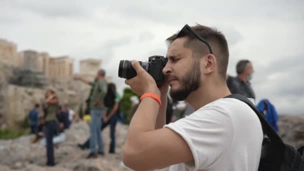 Homme avec appareil photo prenant des photos du célèbre monument d'Athènes - Sanctuaire Acropole. — Video