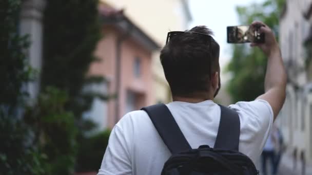 Voyageur prend des photos du patrimoine architectural dans les rues d'Athènes avec téléphone. — Video