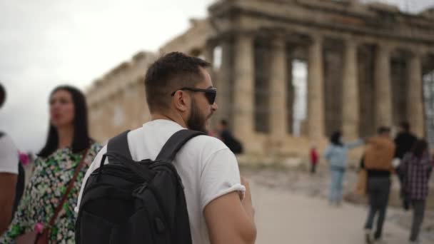 Viajante homem, turista masculino olha ao redor mercerizado pela arquitetura maravilhosa. — Vídeo de Stock