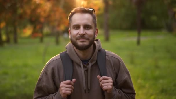 Portrait barbu du touriste masculin regardant la caméra. Automne bois fond — Video