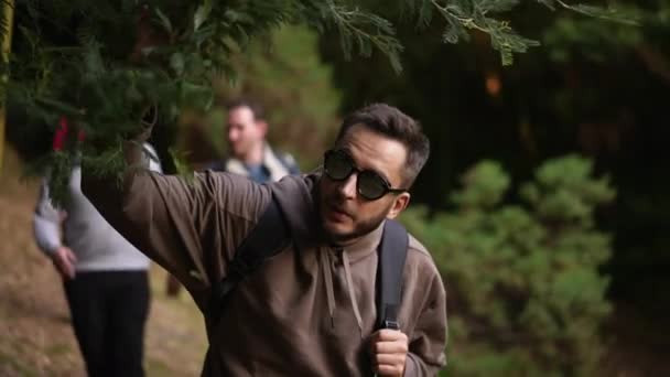 森林の中を歩く白人男性、森の中でオープンエアのキャンプ。休日旅行. — ストック動画