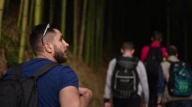 Ormanda yürüyen beyaz adamlar, ormanda kamp yapan açık hava. Tatil gezisi.