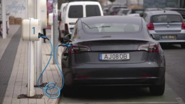 Elektrikli araç şarj istasyonu. Modern Tesla otomobilleri. Yeşil enerji yakıtı.