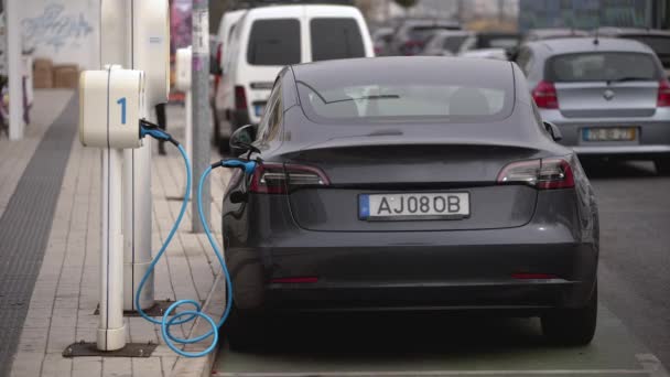 Elektrikli araç şarj istasyonu. Modern Tesla otomobilleri. Yeşil enerji yakıtı. — Stok video
