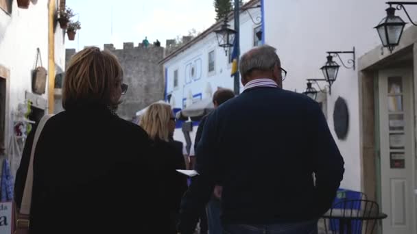 成熟したカップル、高齢者の家族と一緒に歩く。旧ヨーロッパの町の観光. — ストック動画