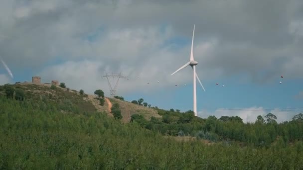 Generátor elektrických větrných turbín, otáčecí lopatky větrných mlýnů na vzduchu. Zelená energie — Stock video