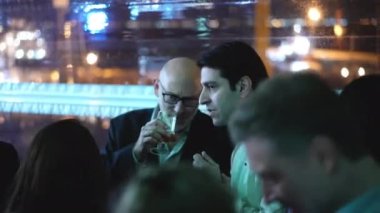 Eski arkadaşlar dans etmez, konuşurlar ve gürültülü gece kulübü partisinde bira içerler.