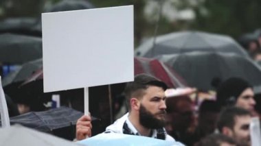 Boş reklam afişi olan bir adam. Reklamlar için erkek boş kart kartı.