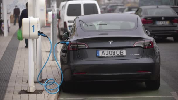 Електромобіль Тесла заряджається на електростанції. Майбутні технології, зелена енергія . — стокове відео