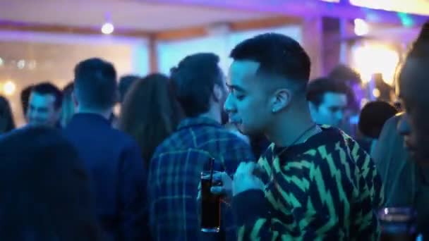 Metis chico de origen asiático tiene bebida de vidrio y bailes en fiesta de club nocturno. — Vídeos de Stock