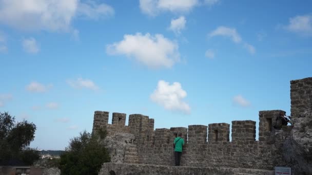 Försvarsmurar i portugisiska slottet Obidos. Resor, turism till bastioner. — Stockvideo