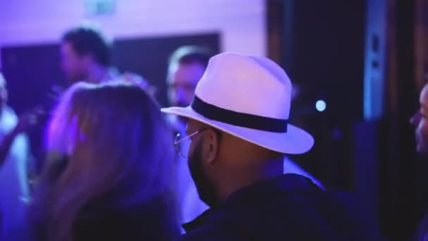 Homme afro-américain à la peau foncée en chapeau de fedora blanc danse à la soirée de boîte de nuit — Video