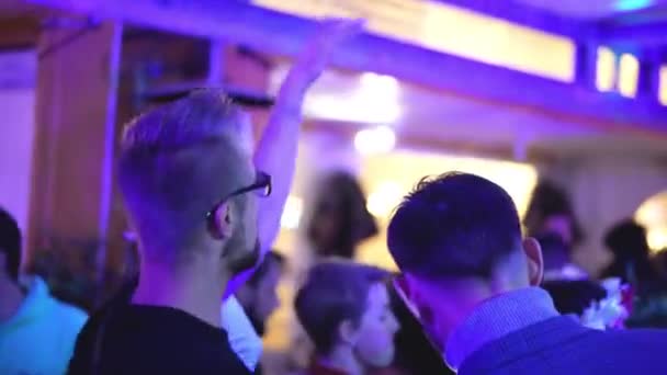 Zwyczajni hipsterzy tańczący na imprezie klubowej, rozpraszani przez smartfona. — Wideo stockowe