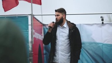 Grev mitinginde protestocu mikrofonla konuşma yaptı.