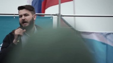 Grev mitinginde protestocu mikrofonla konuşma yaptı.
