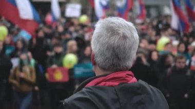 Mikrofonlu protestocu Rus bayraklı kalabalığa konuşma yaptı