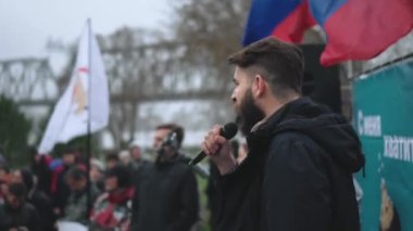 Rusya 'da protesto kalabalığı. Rus sancaklarıyla toplanın, mikrofonla sahneye çıkın..