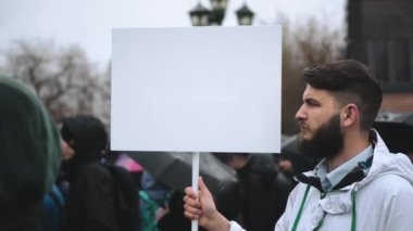 Yağmur sırasında, reklam logosu için reklam paneli olan boş bir adam..