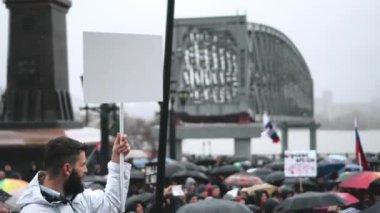 Protestocuların reklam pankartları boş. Logo için boş metin boşluğu.