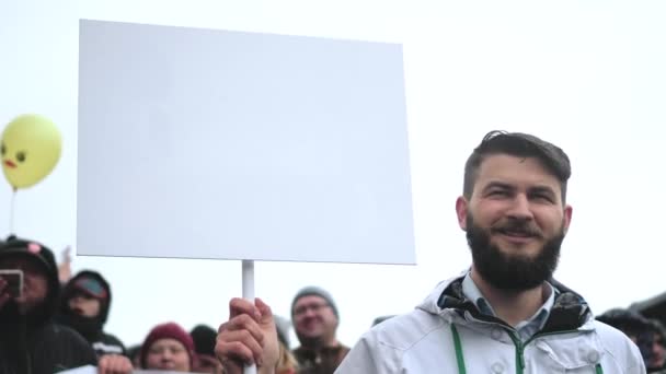 Protest persoon houdt lege banner voor reclame. Blanco kopieerruimte voor logo. — Stockvideo