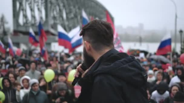 A szóvivő a színpadon mikrofonon keresztül beszél tiltakozó sztrájk tömeggel Oroszországban. — Stock videók