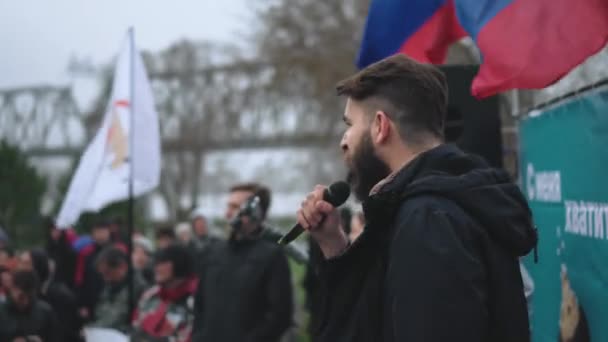 Multitud de protesta en Rusia. Rally con pancartas rusas, altavoz en el escenario con micrófono. — Vídeos de Stock