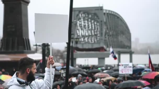 A tüntető üres hirdetési plakátot tart. A logó üres másolótere. — Stock videók